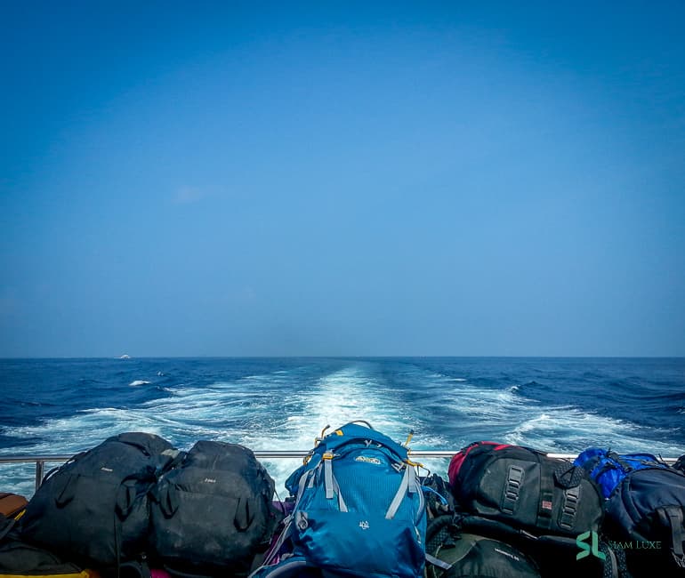 Bagages de voyage sur un bateau rapide à Phuket