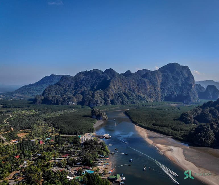 Voyageur photographiant la côte de Krabi