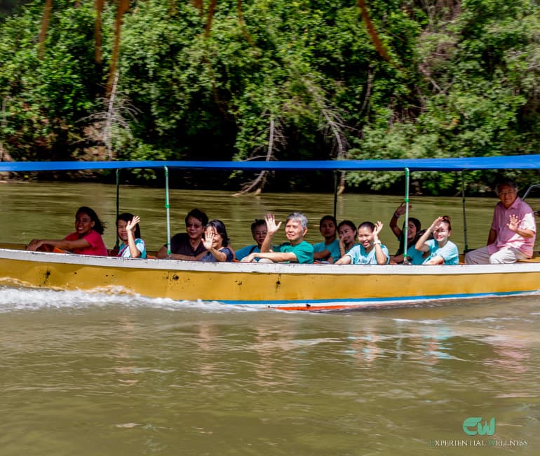 Thailändische Reisende genießen eine Flusstour