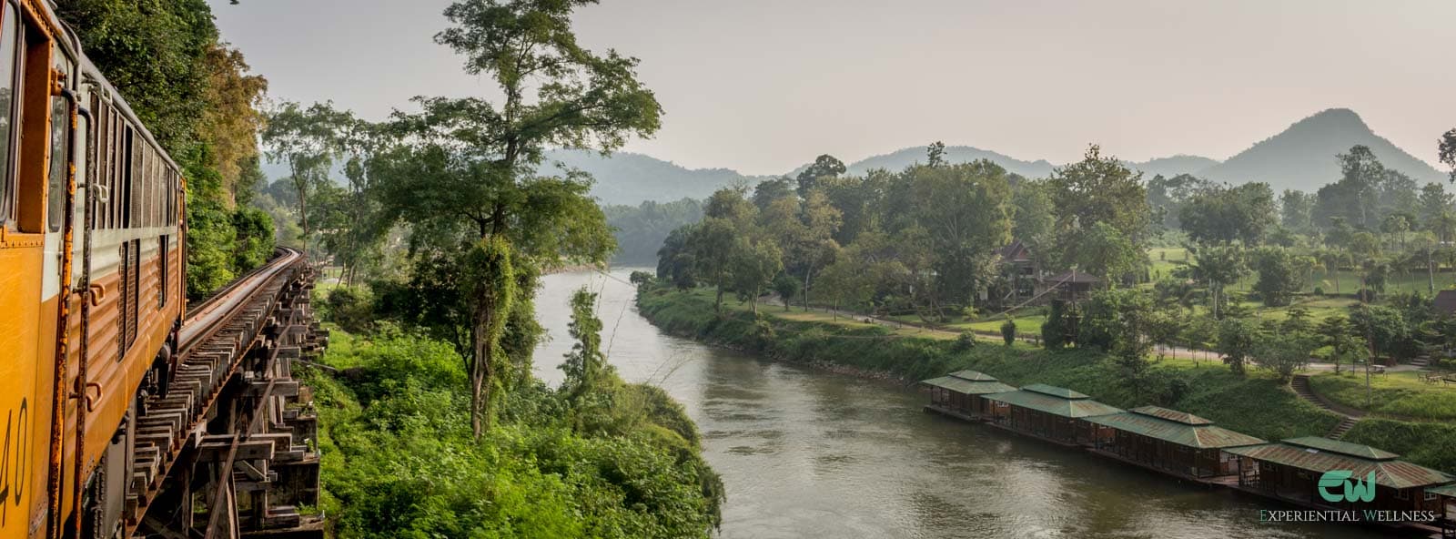 Ein Zug fährt entlang des River Kwai