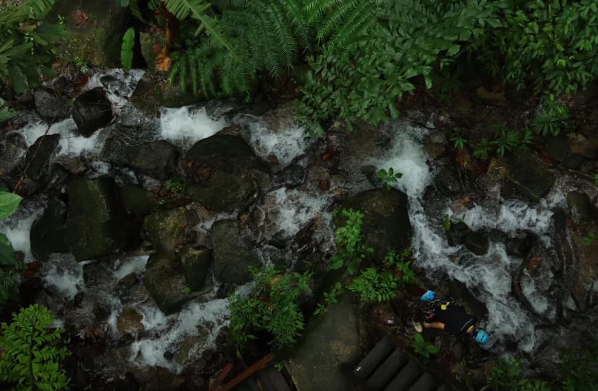 Im Wald verborgener Wasserfall nahe Flying Hanuman