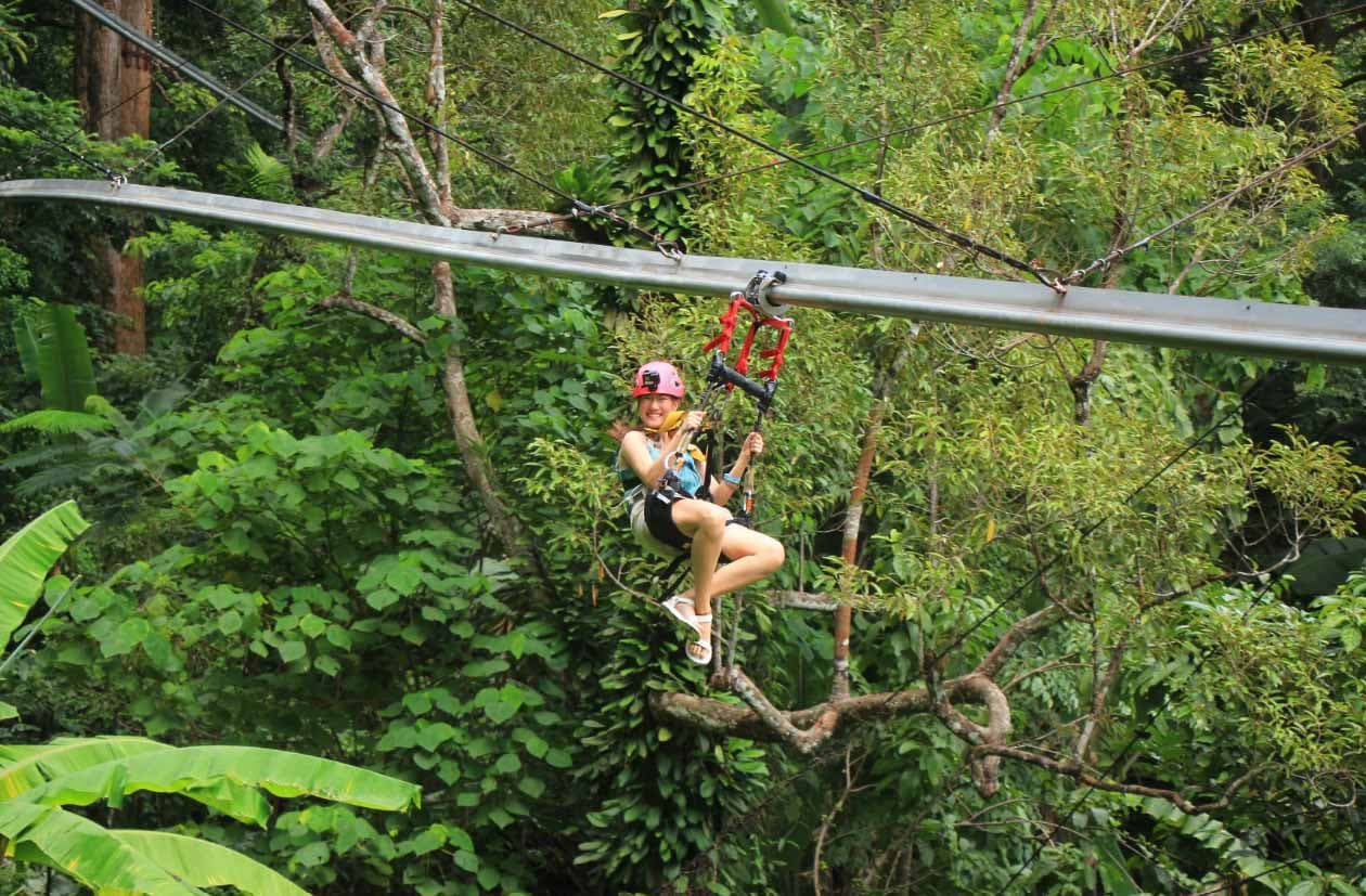Zipline-Fahrt bei Hanuman World über dem Dschungel von Phuket