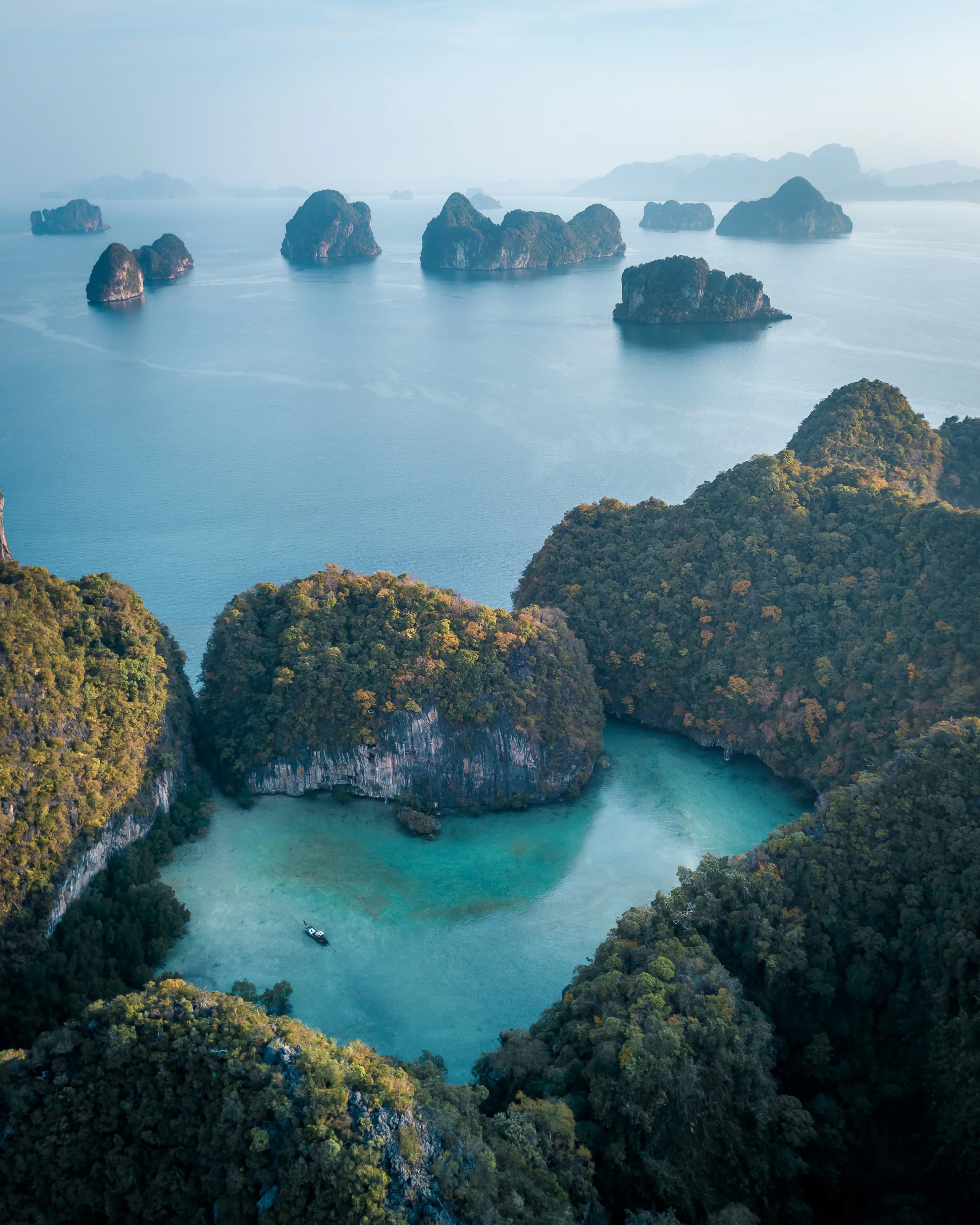 Paysage d'îles calcaires près de Koh Yao Noi