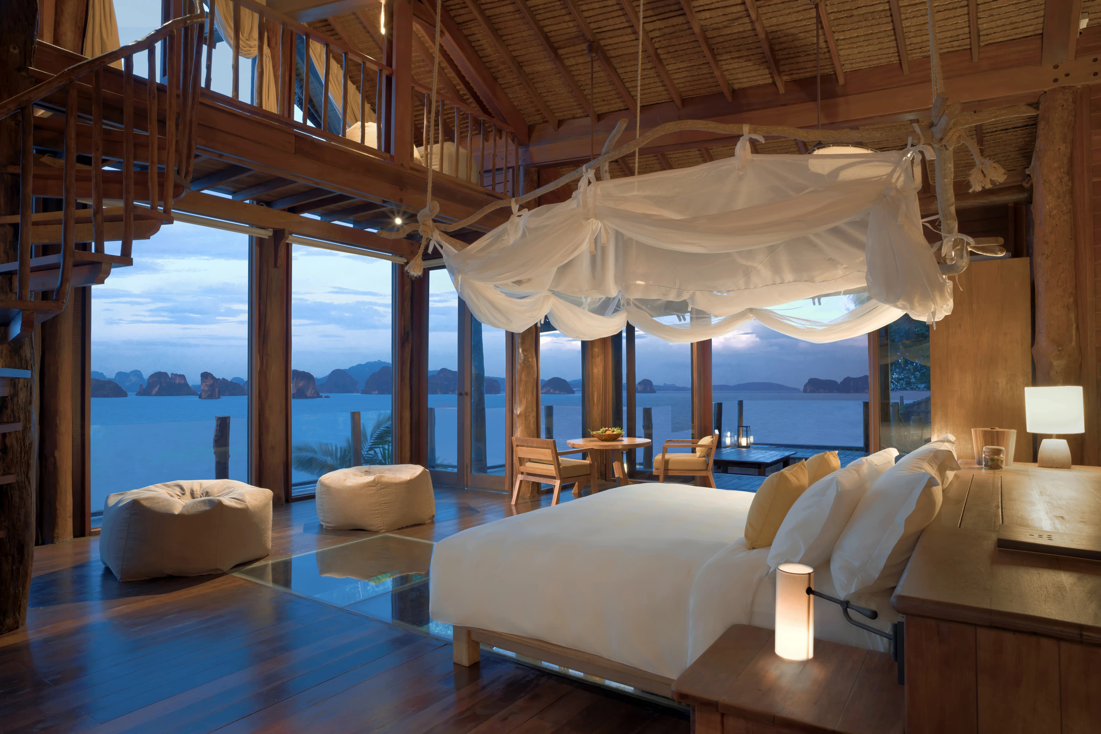 Schlafzimmerinterieur im Six Senses Yao Noi