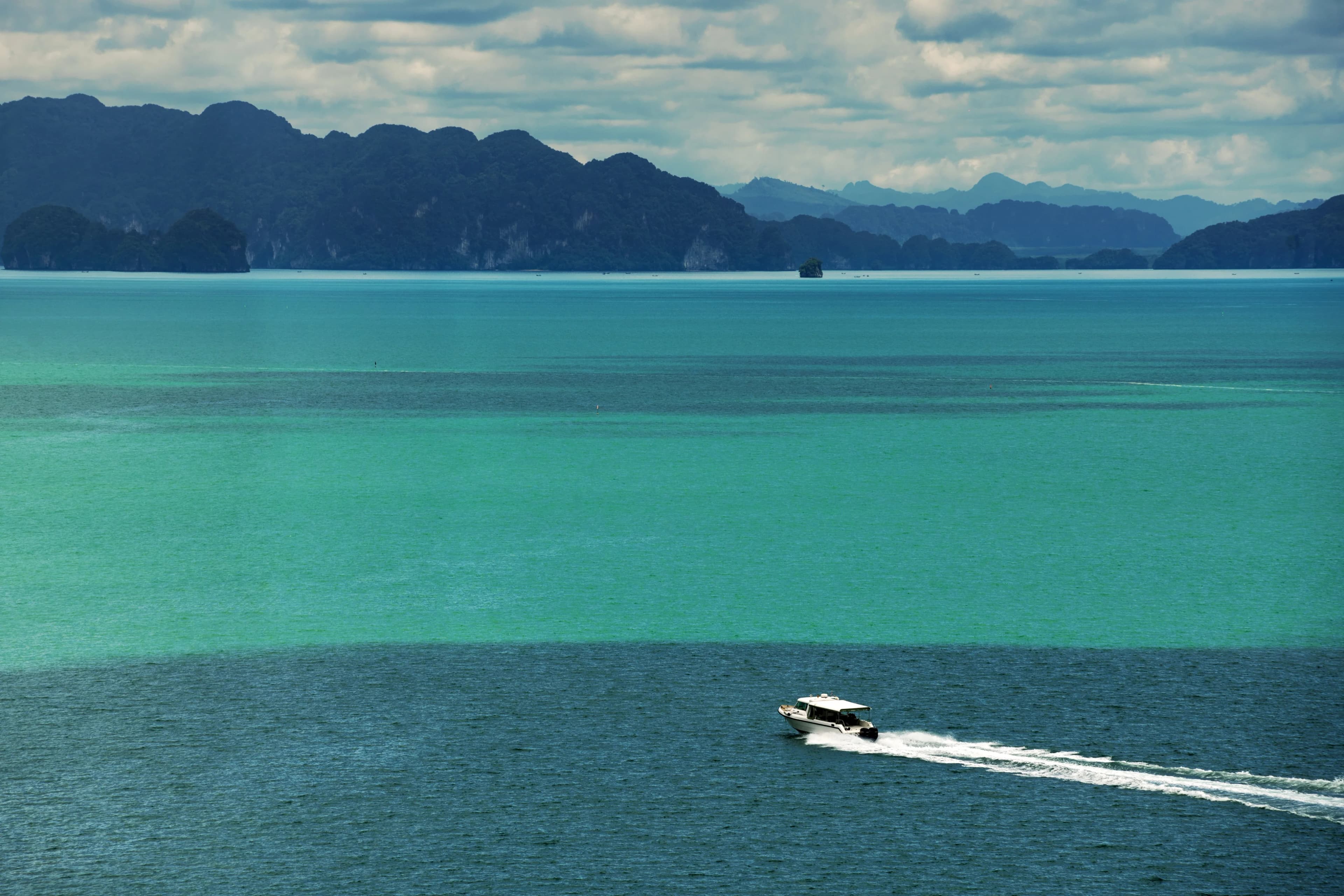 Luftaufnahme des Six Senses Yao Noi und der umliegenden Insellandschaft