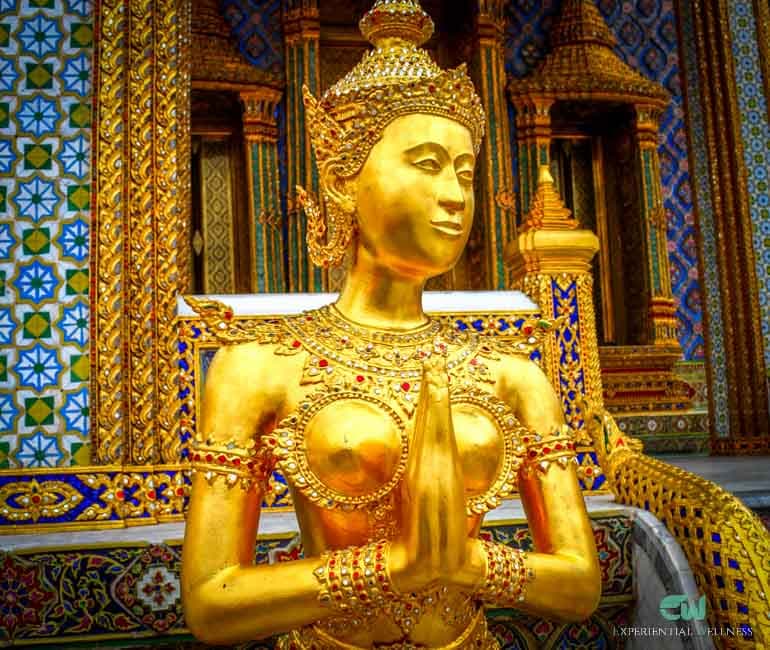 Detail einer traditionellen thailändischen Skulptur