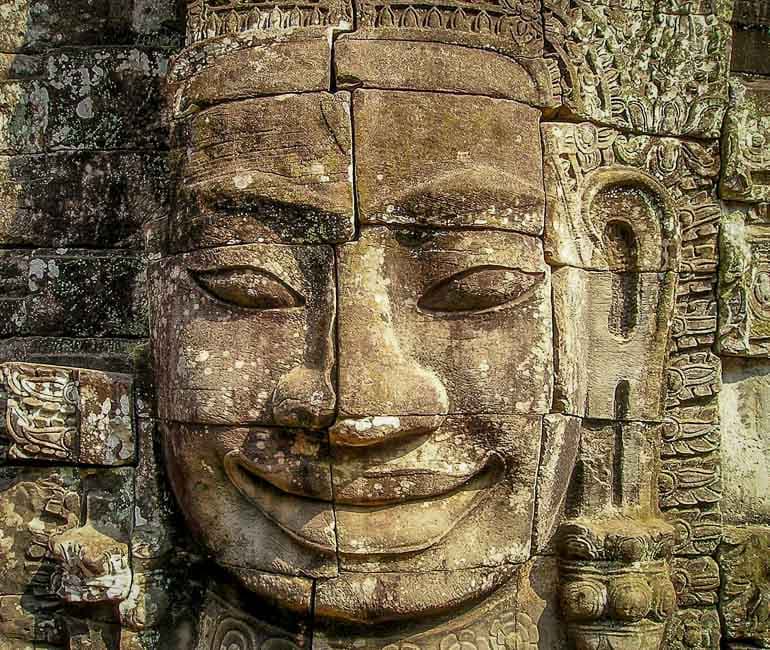 Das lächelnde Gesicht von König Jayavarman VII. in einem Tempel von Angkor Thom