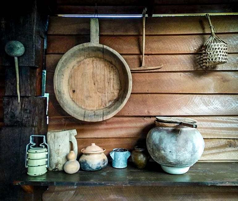 Kochutensilien in einem lokalen thailändischen Homestay