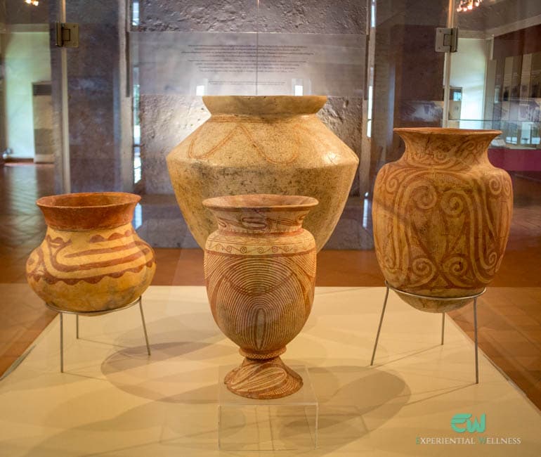 Alte Keramiken im Ban Chiang National Museum in Udon Thani