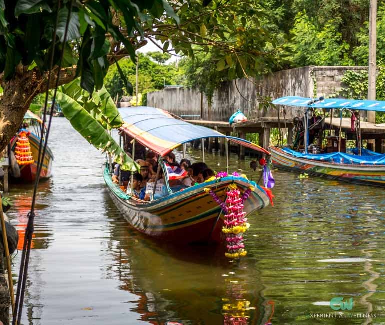 Bootsfahrt durch einen grünen Kanal