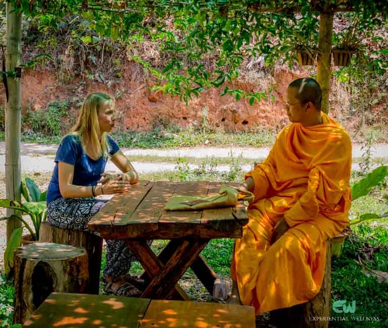 Eine Reisende spricht mit einem buddhistischen Lehrer über ihre Meditationspraxis
