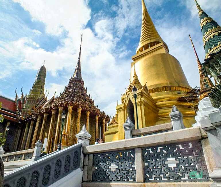 Die obere Terrasse des Wat Phra Kaew im Großen Palast
