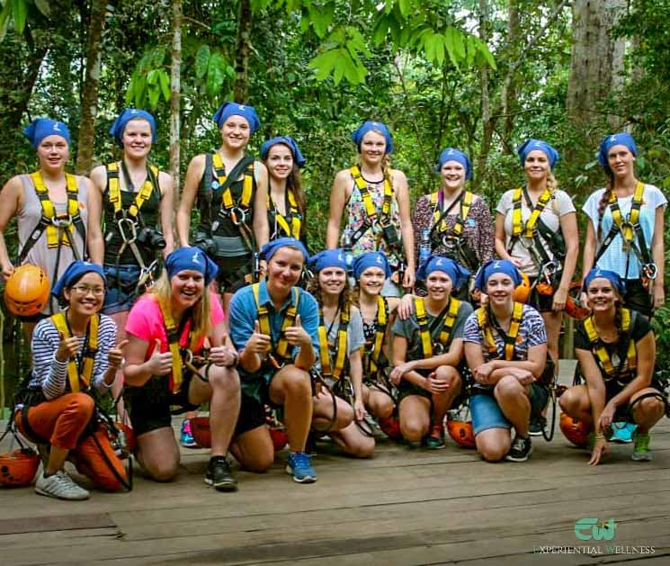 Zipline-Erlebnis in der Gruppe im Wald