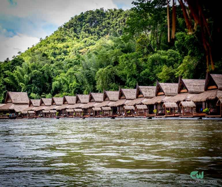 River Kwai Jungle Rafts schwimmend auf dem Fluss in Kanchanaburi