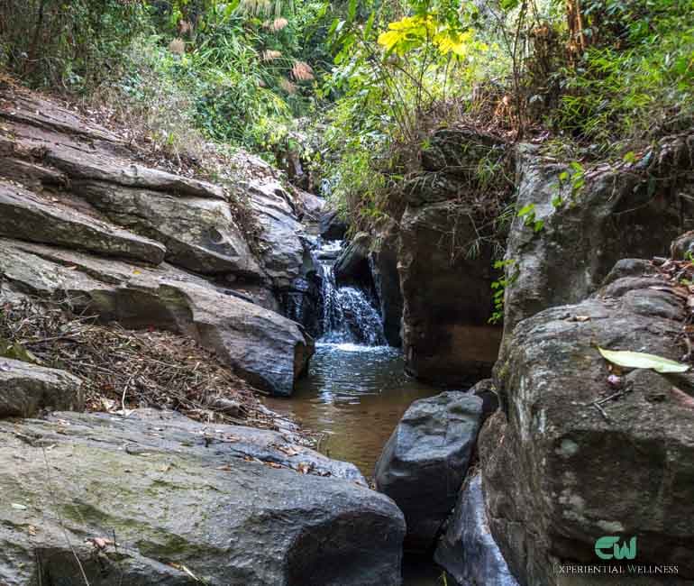 Lokaler Wasserfall, an dem Reisende entspannen und Meditation lernen können