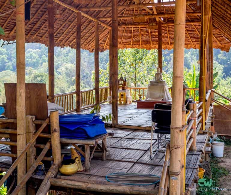 Meditationshalle, in der Reisende mit einem buddhistischen Mönch meditieren können