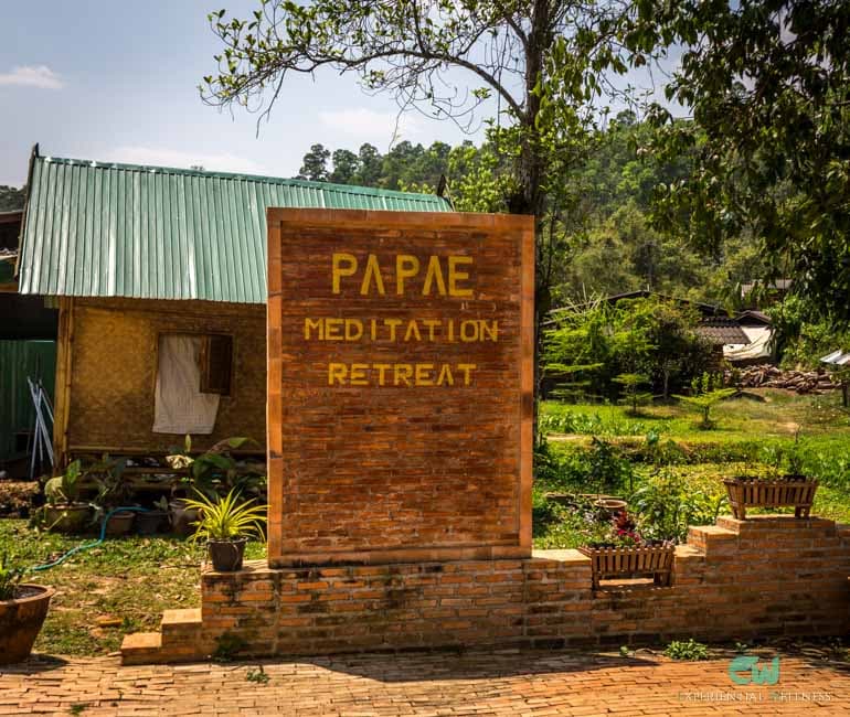 Schild eines Meditationsretreats