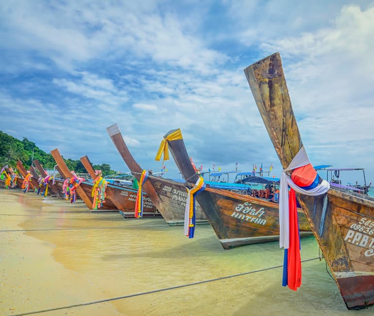 Viele Longtail-Boote halten nahe dem berühmten Strand bei Phuket