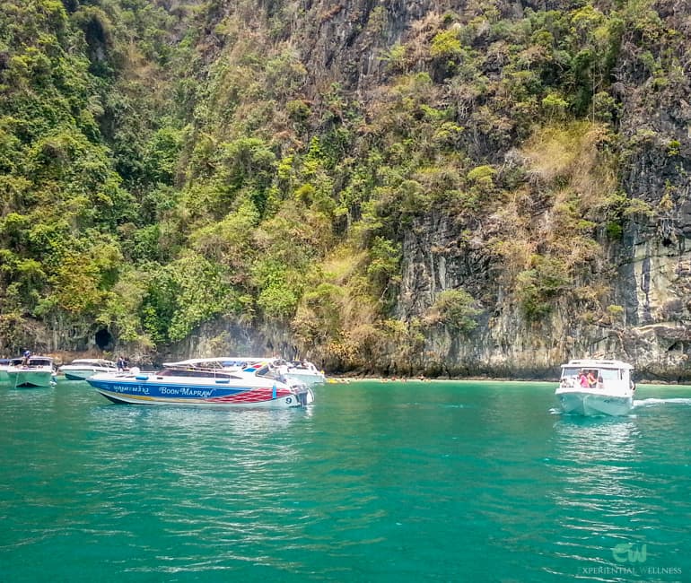 Bateau rapide touristique près des îles de Phuket