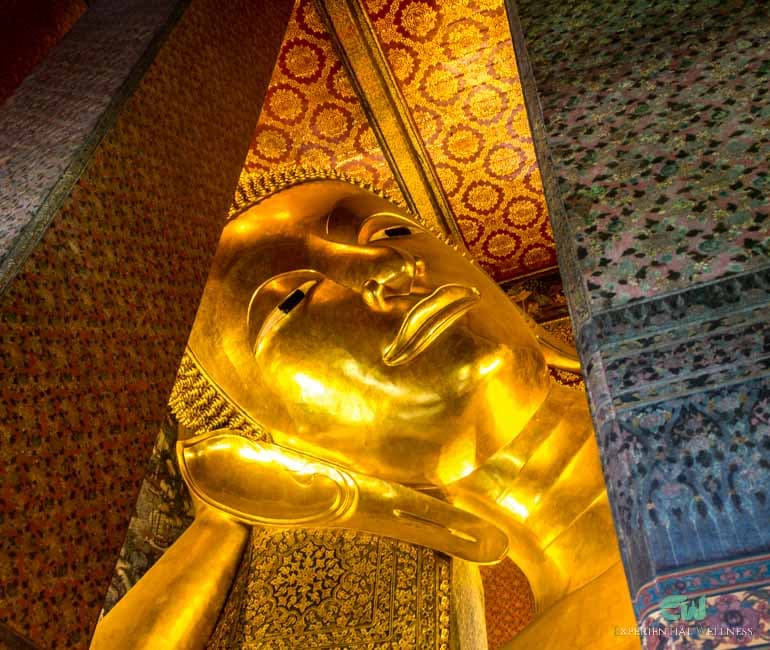 Blick auf die liegende Buddha-Darstellung bei einer Tour in Wat Pho