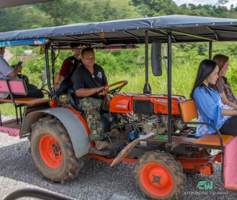 Un véhicule agricole local contient un groupe de touristes