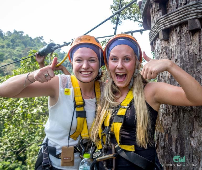 Reisender auf einem Zipline-Parcours