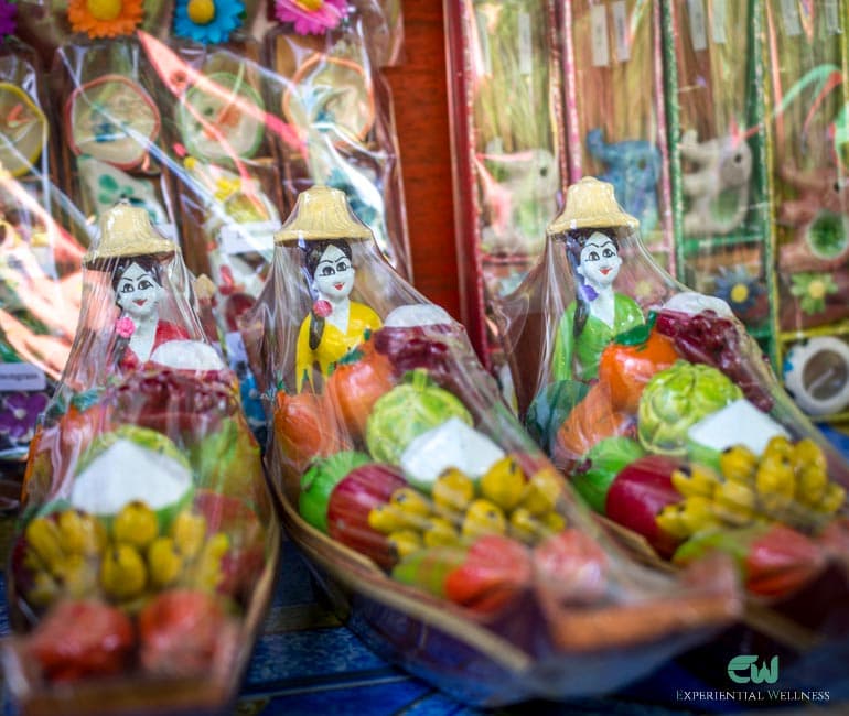 Souvenirs vendus par les commerçants au marché flottant de Damnoen Saduak
