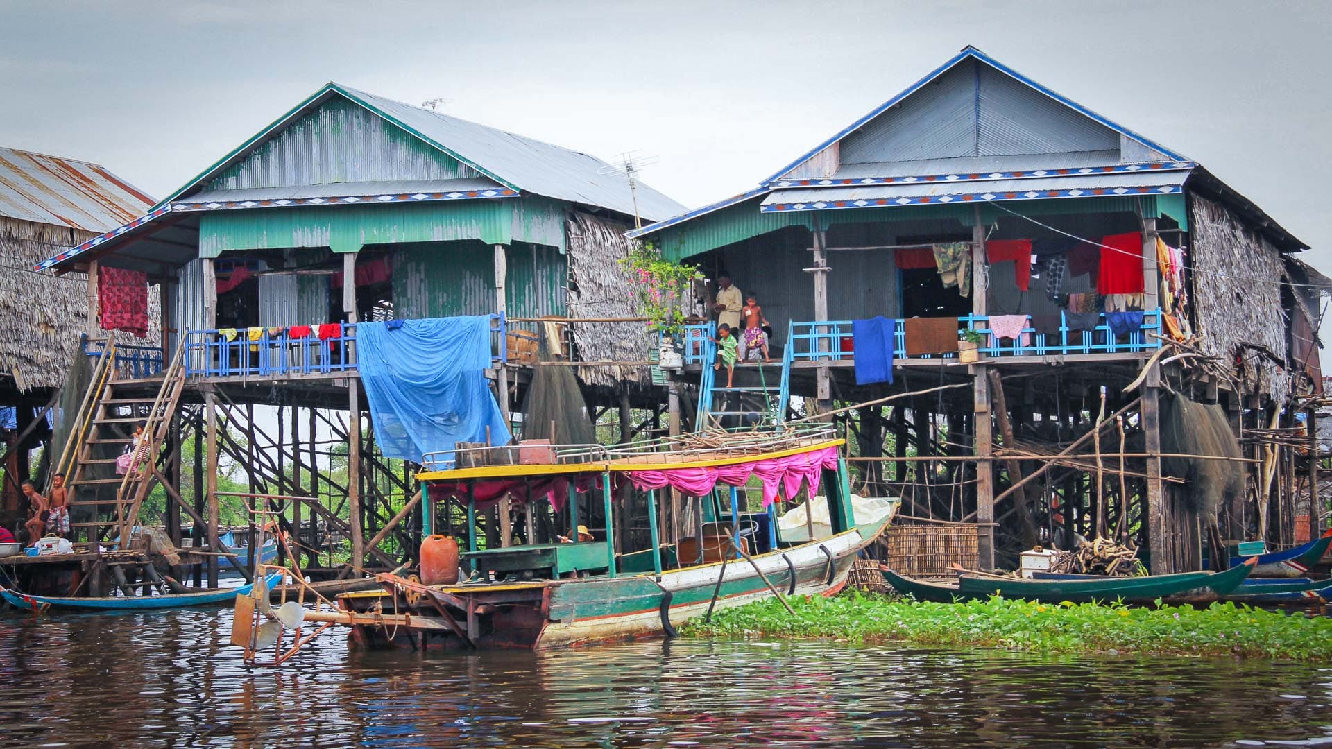 Schwimmende Häuser von Dorfbewohnern während einer Tonle-Sap-Tour
