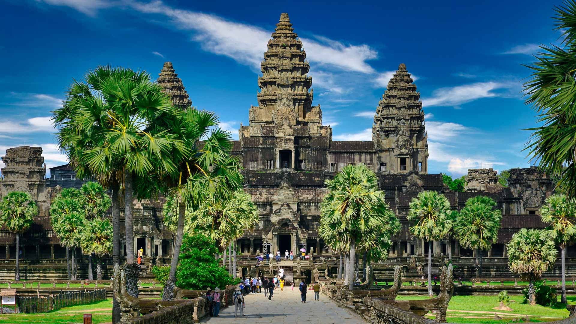 Eine Reisegruppe betritt Angkor Wat in Siem Reap, Kambodscha