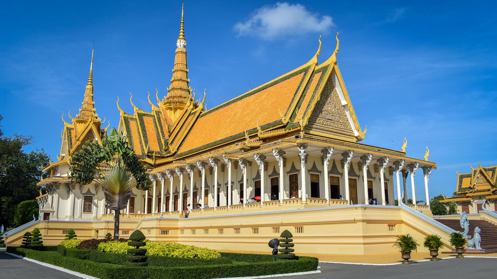Reisende besichtigen den Königspalast in Phnom Penh
