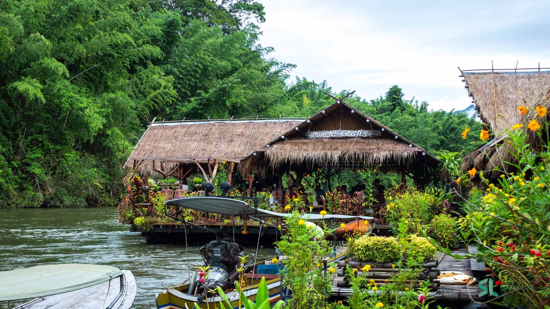 River Kwai Jungle Rafts in Kanchanaburi, umgeben von Natur