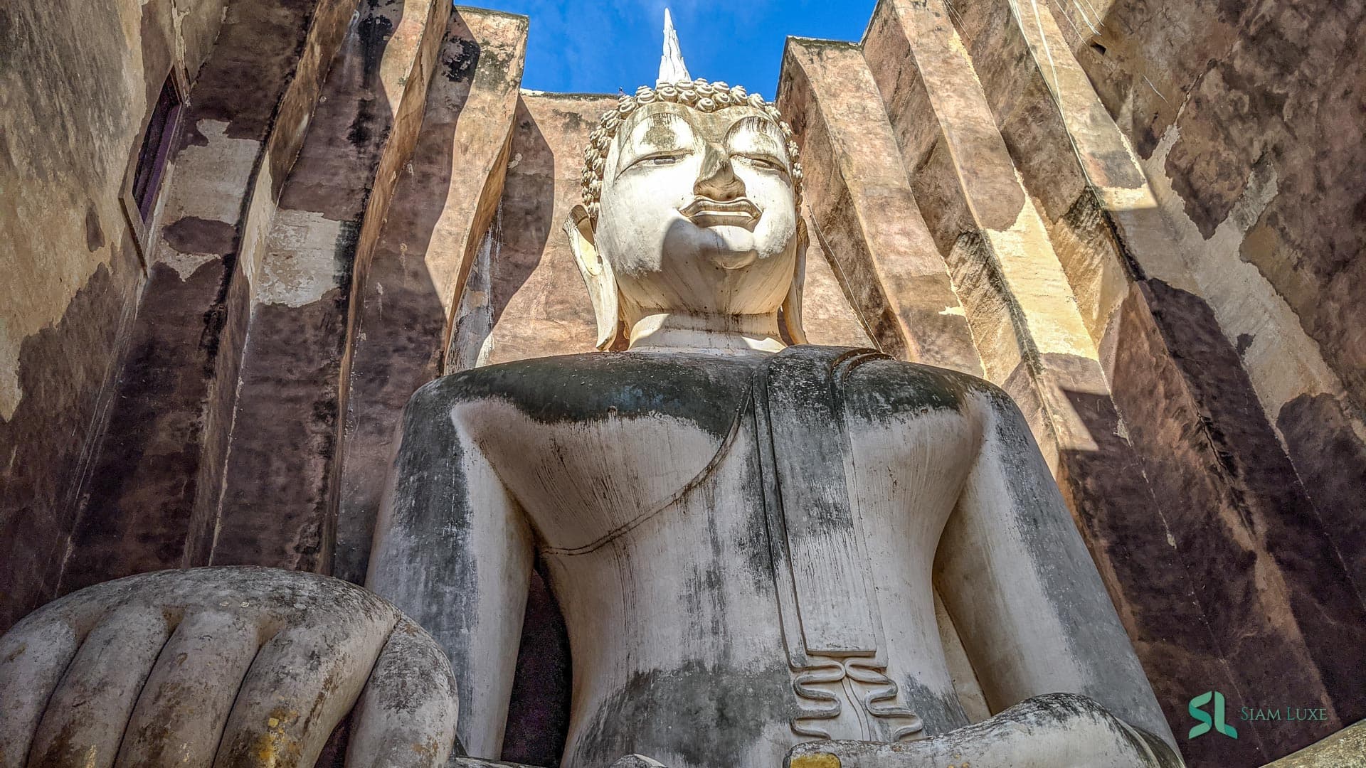 Große Buddha-Darstellung in Wat Si Chum in der Provinz Sukhothai, Thailand