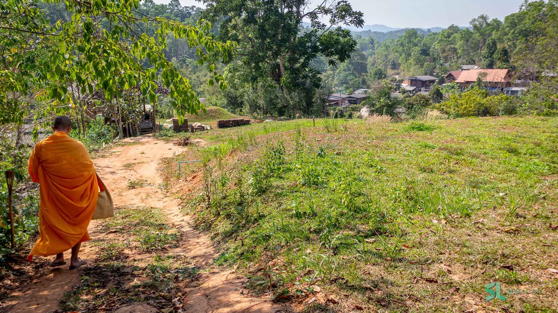 Thailändische buddhistische Mönche und ländliche Umgebung in Mae Taeng, Chiang Mai