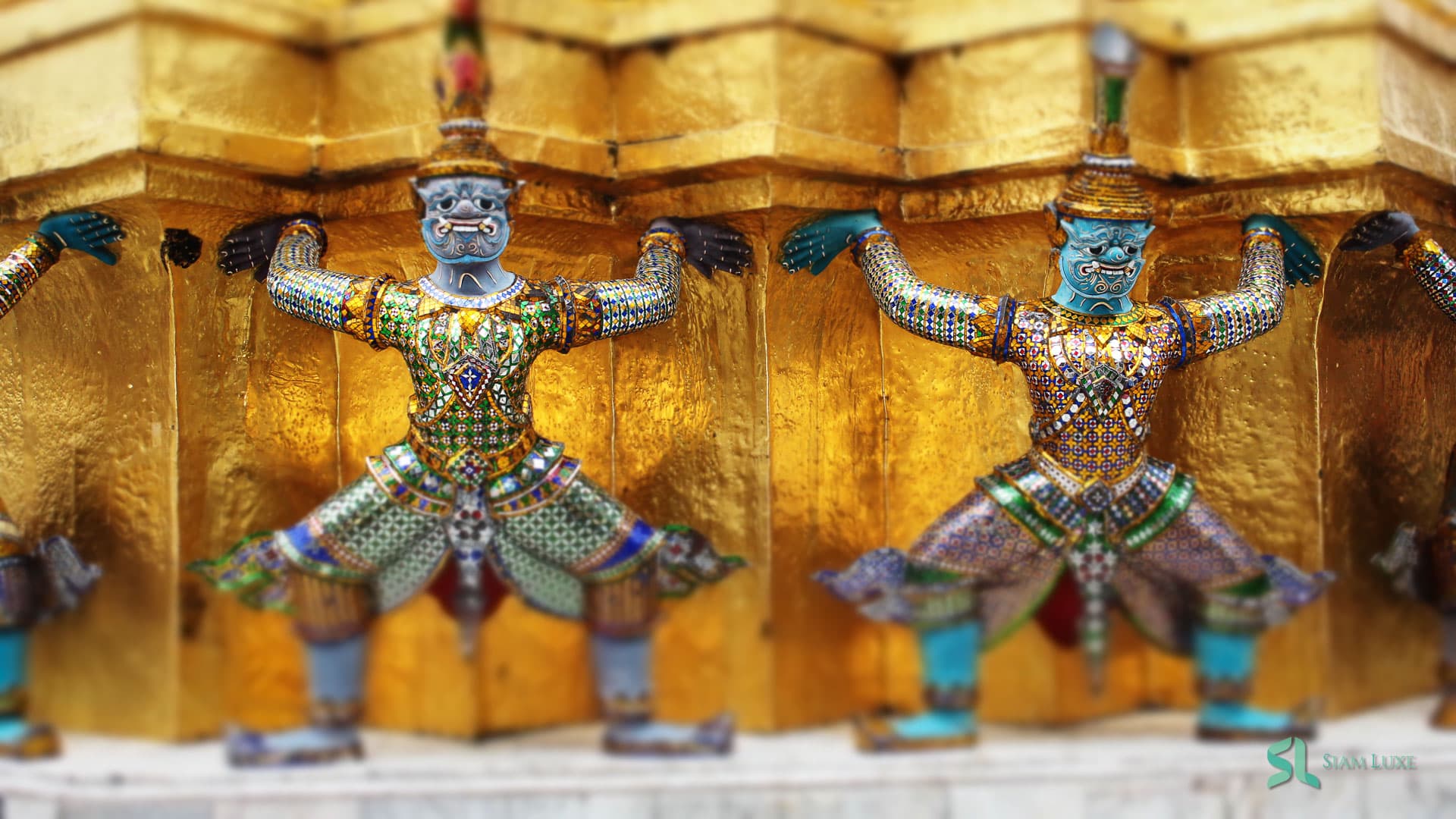 Dämonenwächter stützen vergoldete Stupas in Wat Phra Kaew, Bangkok