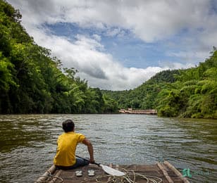 Ein Reisender genießt Bambus-Rafting in Kanchanaburi