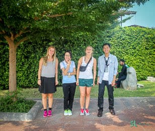 Reisende und thailändische Guides gemeinsam in Thailand